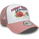 cappellino-trucker-bianco-e-rosa-9forty-a-frame-fruit-graphic-dei-new-york-yankees-mlb-di-new-era