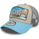 cappellino-trucker-beige-e-blu-9forty-a-frame-license-plate-di-cape-cities-and-beaches-di-new-era