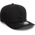 cappellino-curvo-nero-snapback-con-logo-nero-9seventy-stretch-snap-dei-new-york-yankees-mlb-di-new-era