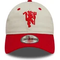 weisse-und-rote-verstellbare-curved-cap-9twenty-contrast-visor-von-manchester-united-football-club-premier-league-von-new-era
