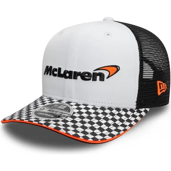 Cappellino trucker piatto bianco e nero snapback 9FIFTY Visiera a scacchi di McLaren Racing Formula 1 di New Era