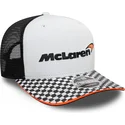 weiss-schwarze-snapback-trucker-kappe-9fifty-mit-kariertem-visor-von-mclaren-racing-formula-1-von-new-era