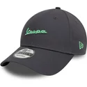 gorra-curva-gris-ajustable-con-logo-verde-9forty-side-print-de-vespa-piaggio-de-new-era