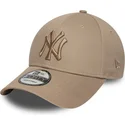 9forty-league-essential-justerbar-lysebrun-kasket-med-buet-skygge-og-brunt-logo-fra-new-york-yankees-mlb-fra-new-era
