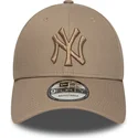 9forty-league-essential-justerbar-lysebrun-kasket-med-buet-skygge-og-brunt-logo-fra-new-york-yankees-mlb-fra-new-era