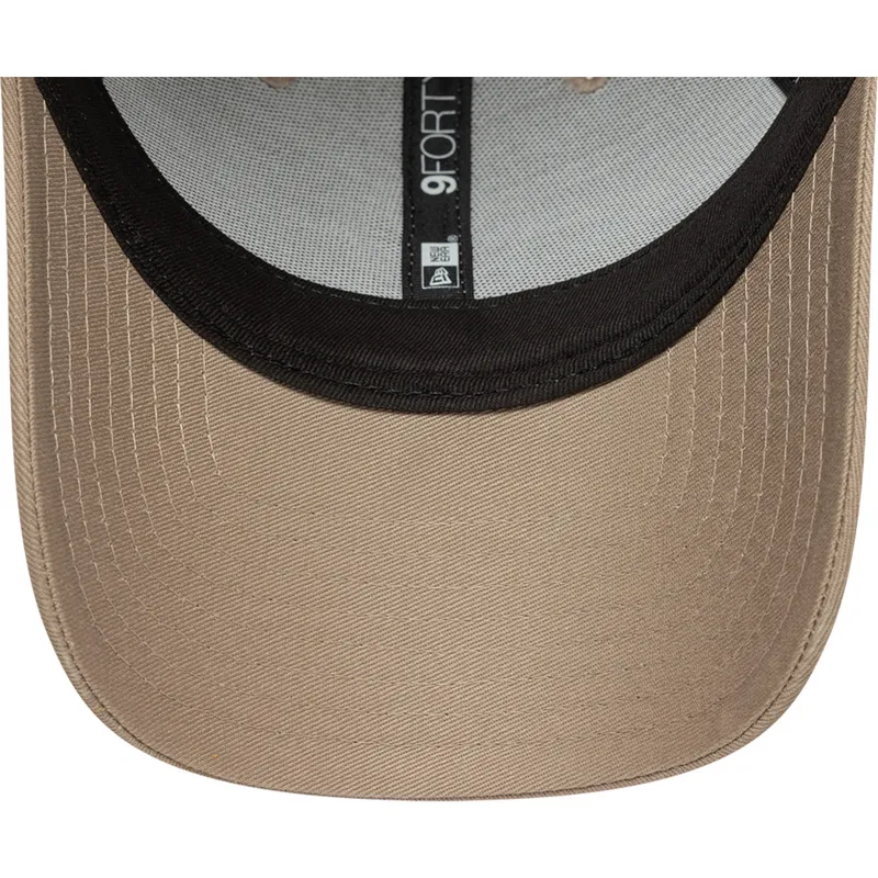 9forty-league-essential-justerbar-lysebrun-kasket-med-buet-skygge-og-brunt-logo-fra-new-york-yankees-mlb-fra-new-era