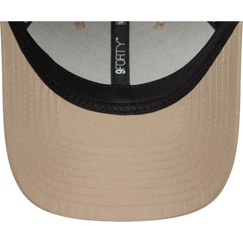 regulowana-czapka-z-zakrzywionym-daszkiem-9forty-flawless-new-york-yankees-mlb-w-jasnobrazowym-kolorze-od-new-era