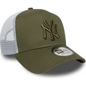 zielono-biala-czapka-truckerka-z-zielonym-logo-a-frame-league-essential-new-york-yankees-mlb-od-new-era
