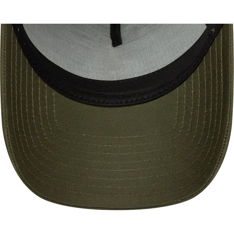 gron-och-vit-truckerkeps-med-gront-logo-a-frame-league-essential-av-new-york-yankees-mlb-fran-new-era