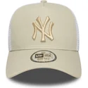 gorra-trucker-beige-y-blanca-con-logo-beige-a-frame-league-essential-de-new-york-yankees-mlb-de-new-era