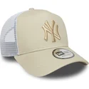 beige-och-vit-trucker-keps-med-beige-logotyp-a-frame-league-essential-fran-new-york-yankees-mlb-av-new-era
