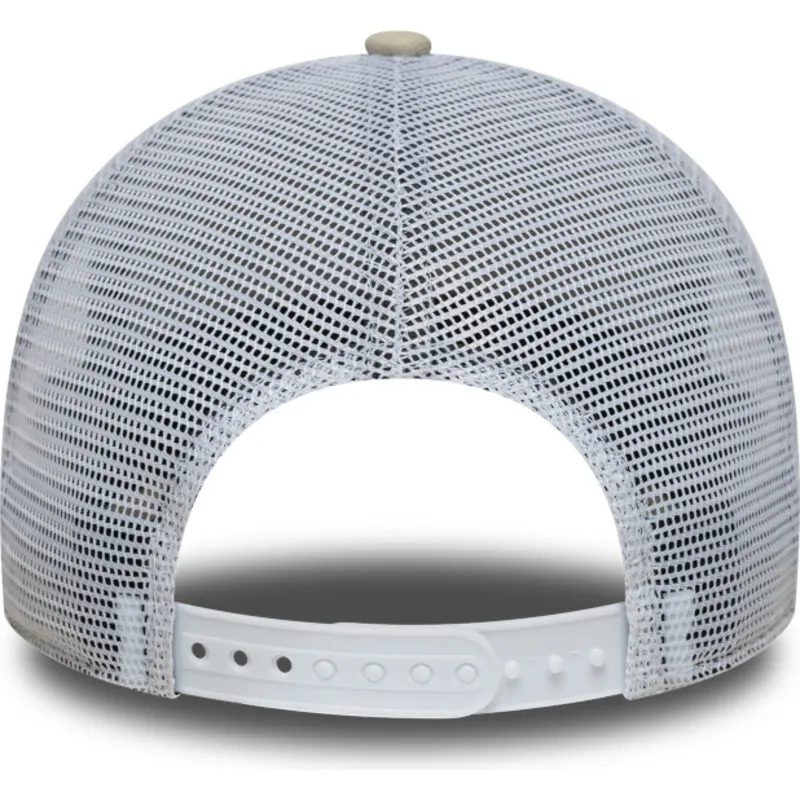 bezowo-biala-czapka-trucker-z-bezowym-logo-a-frame-league-essential-new-york-yankees-mlb-od-new-era