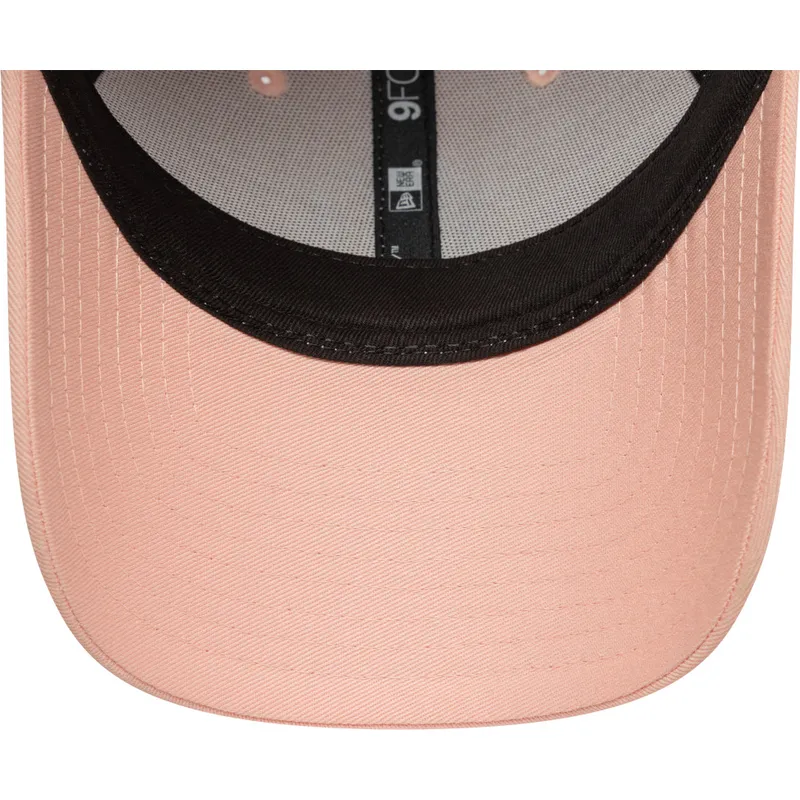 rosa-justerbar-kurvkeps-for-damer-med-rosa-logotyp-9forty-league-essential-new-york-yankees-mlb-fran-new-era