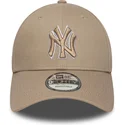 new-era-new-york-yankees-mlb-9forty-outline-justerbar-lysebrun-buet-kasket-med-brunt-logo