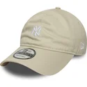 beige-verstellbare-curved-cap-9twenty-mini-logo-der-new-york-yankees-mlb-von-new-era