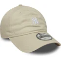 bezowa-czapka-z-daszkiem-regulowana-9twenty-mini-logo-new-york-yankees-mlb-od-new-era