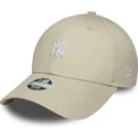 gorra-curva-beige-ajustable-para-mujer-9forty-mini-logo-de-new-york-yankees-mlb-de-new-era