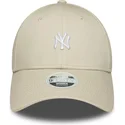 beige-justerbar-kvindekasket-med-buet-skygge-9forty-mini-logo-af-new-york-yankees-mlb-fra-new-era