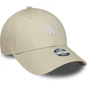 beige-justerbar-kvindekasket-med-buet-skygge-9forty-mini-logo-af-new-york-yankees-mlb-fra-new-era