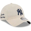 gorra-curva-beige-ajustable-con-logo-azul-marino-9twenty-linen-spring-training-fan-pack-2025-de-new-york-yankees-mlb-de-new-era