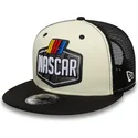 flache-trucker-kappe-beige-und-schwarz-9fifty-classics-logo-von-nascar-von-new-era