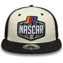cappellino-trucker-piatto-beige-e-nero-9fifty-classics-logo-di-nascar-di-new-era