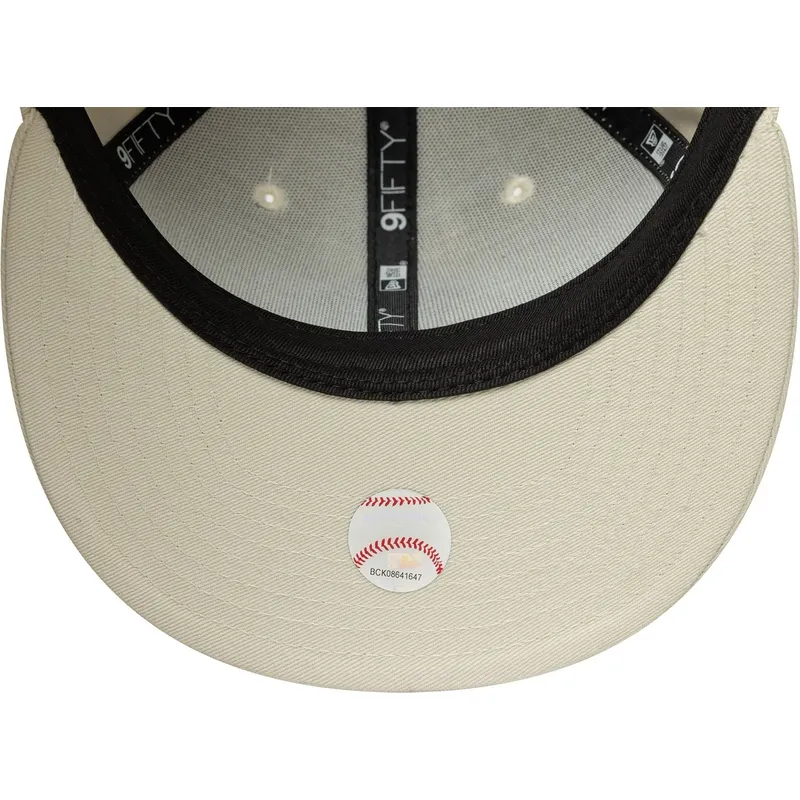 cappello-piatto-beige-snapback-con-logo-beige-9fifty-original-fit-world-series-dei-new-york-yankees-mlb-di-new-era