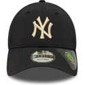 schwarze-verstellbare-kappe-mit-gebogenem-schirm-und-beigem-logo-9forty-recycled-der-new-york-yankees-mlb-von-new-era