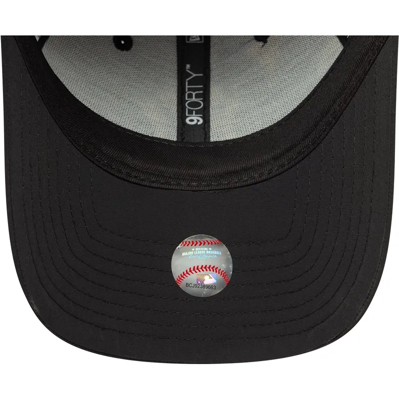 cappellino-curvo-nero-regolabile-con-logo-beige-9forty-recycled-di-new-york-yankees-mlb-di-new-era