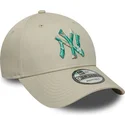 cappellino-curvo-beige-regolabile-9forty-seasonal-infill-dei-new-york-yankees-mlb-di-new-era