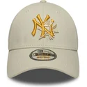 cappello-beige-regolabile-con-visiera-curva-e-logo-giallo-9forty-floral-icon-dei-new-york-yankees-mlb-di-new-era