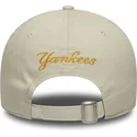 cappello-beige-regolabile-con-visiera-curva-e-logo-giallo-9forty-floral-icon-dei-new-york-yankees-mlb-di-new-era