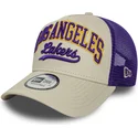 cappellino-trucker-beige-e-viola-e-frame-script-los-angeles-lakers-nba-di-new-era