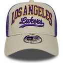 cappellino-trucker-beige-e-viola-e-frame-script-los-angeles-lakers-nba-di-new-era