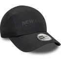 cappellino-nero-con-visiera-curva-regolabile-runner-tech-di-new-era