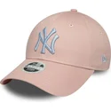 justerbar-lyserod-buet-kasket-til-kvinder-med-hvidt-logo-9forty-league-essential-af-new-york-yankees-mlb-fra-new-era