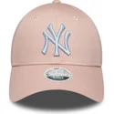 justerbar-lyserod-buet-kasket-til-kvinder-med-hvidt-logo-9forty-league-essential-af-new-york-yankees-mlb-fra-new-era