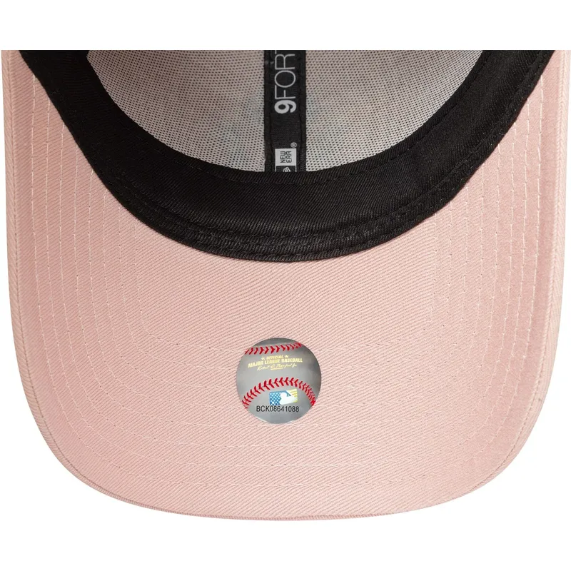 justerbar-lyserod-buet-kasket-til-kvinder-med-hvidt-logo-9forty-league-essential-af-new-york-yankees-mlb-fra-new-era