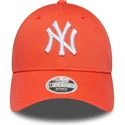 cappellino-arancione-con-visiera-curva-regolabile-da-donna-9forty-league-essential-new-york-yankees-mlb-di-new-era