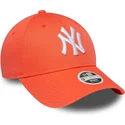 gebogene-orangefarbene-verstellbare-damenkappe-9forty-league-essential-der-new-york-yankees-mlb-von-new-era