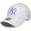 weisse-verstellbare-curved-cap-fur-damen-mit-violettem-logo-9forty-league-essential-der-new-york-yankees-mlb-von-new-era