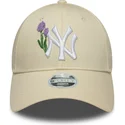 bezowa-regulowana-czapka-z-daszkiem-dla-kobiet-9forty-beaded-new-york-yankees-mlb-od-new-era