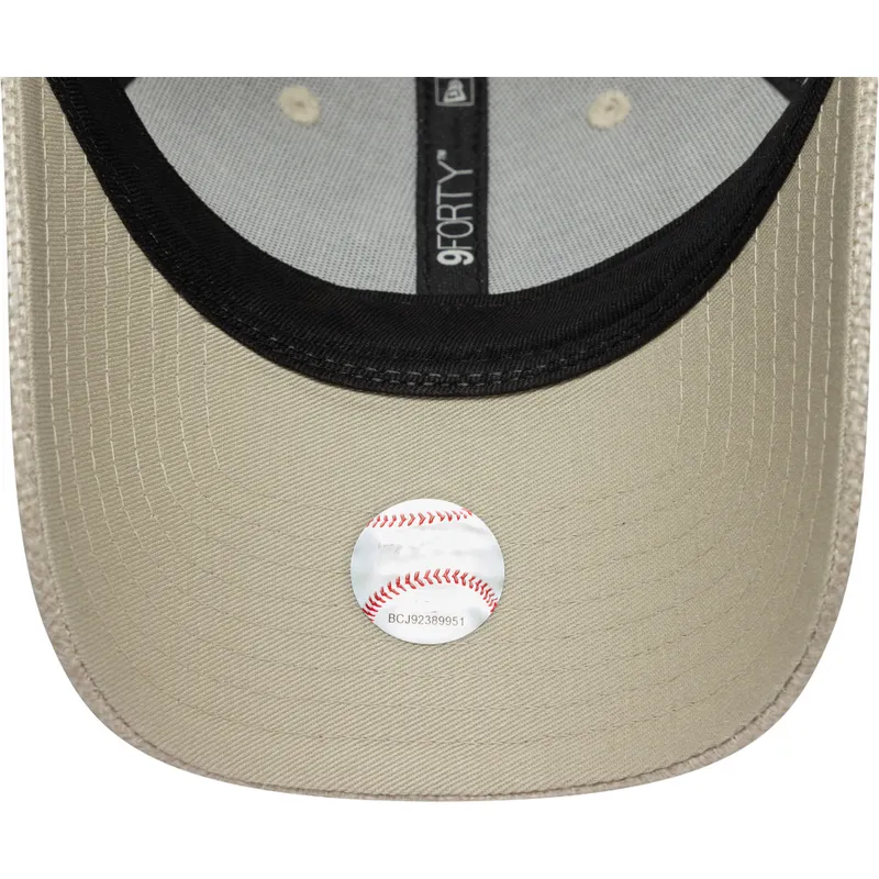 beige-gebogene-verstellbare-damenkappe-9forty-woven-der-new-york-yankees-mlb-von-new-era