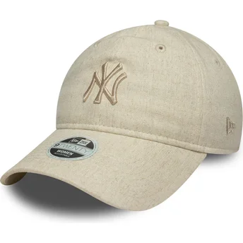 Beige justerbar kvindekasket med buet skygge og beige logo 9TWENTY Linen fra New York Yankees MLB af New Era