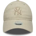beige-justerbar-bojd-keps-for-kvinnor-med-beige-logotyp-9twenty-linen-av-new-york-yankees-mlb-fran-new-era