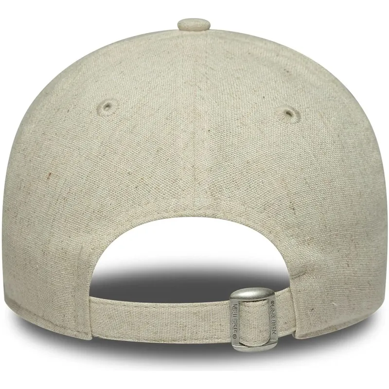 beige-justerbar-kvindekasket-med-buet-skygge-og-beige-logo-9twenty-linen-fra-new-york-yankees-mlb-af-new-era