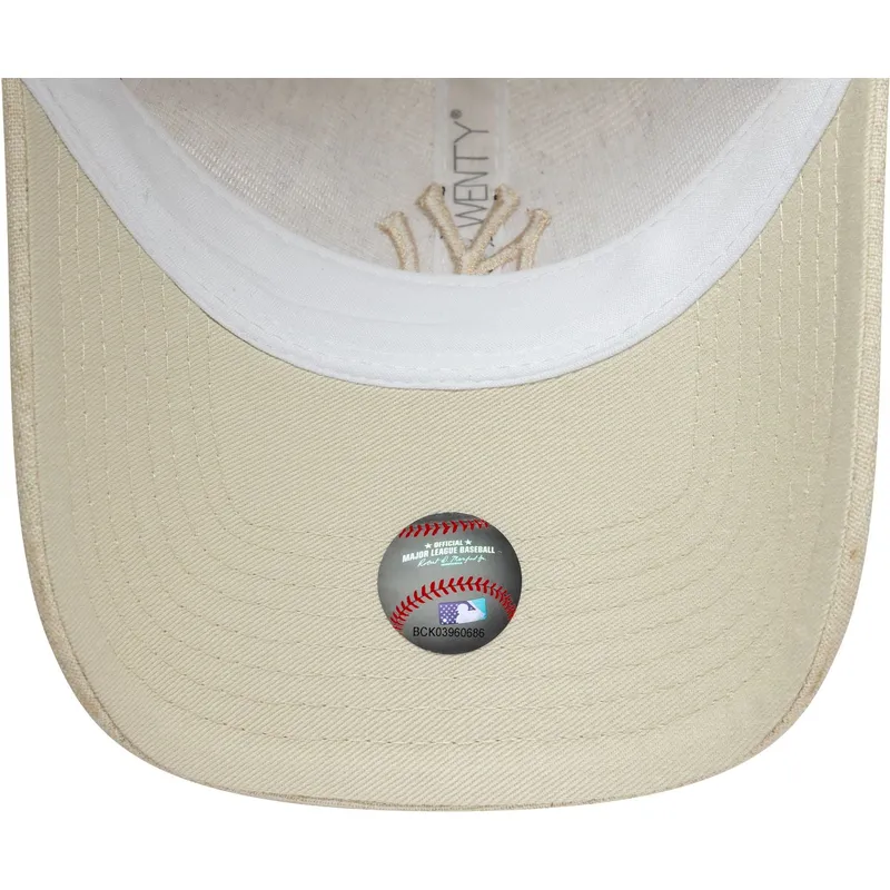 beige-justerbar-kvindekasket-med-buet-skygge-og-beige-logo-9twenty-linen-fra-new-york-yankees-mlb-af-new-era