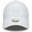 verstellbare-weisse-damen-cap-mit-gebogenem-schirm-und-weissem-new-york-yankees-mlb-logo-9twenty-broderie-von-new-era