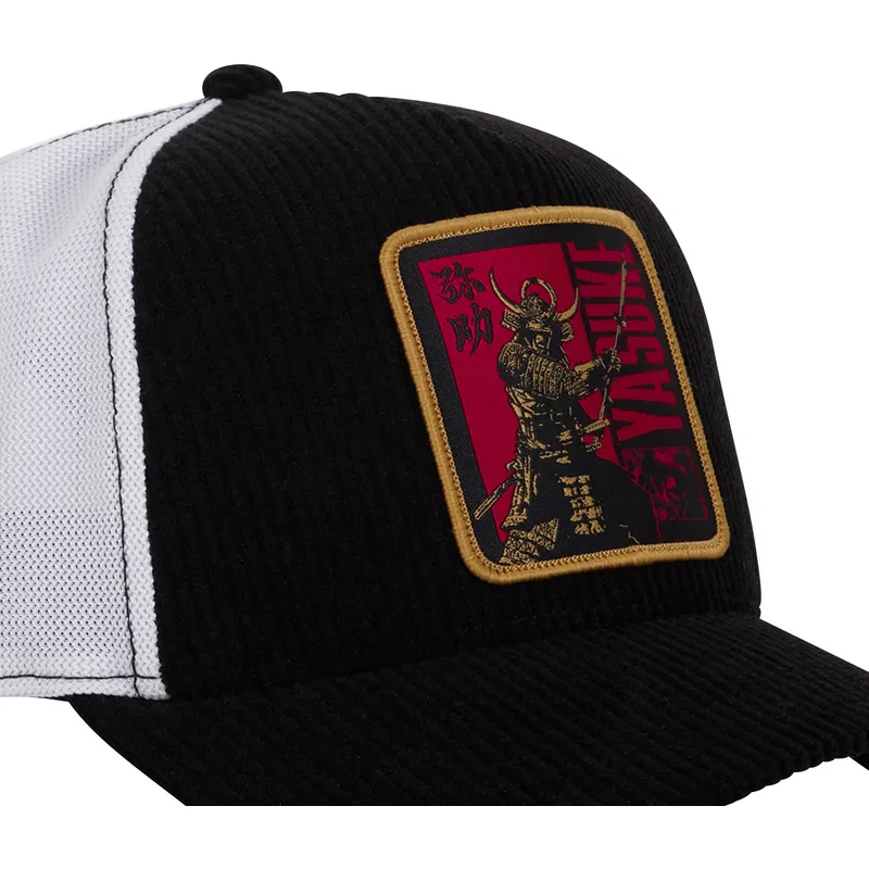 trucker-cap-schwarz-und-weiss-yasuke-yas2-assassin-s-creed-von-capslab