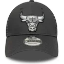 cappellino-trucker-grigio-regolabile-con-logo-grigio-9forty-dei-chicago-bulls-nba-di-new-era